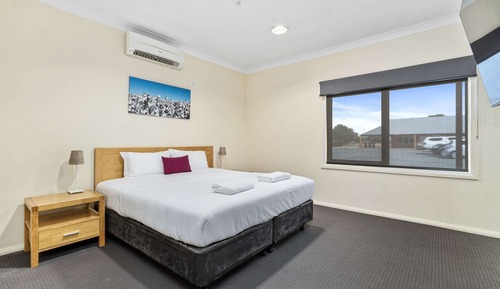 Suite, 1 King Bed, Non Smoking (Efficiency)