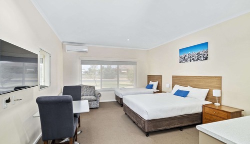 Standard Room, Non Smoking (1 Queen & 1 Single Bed)