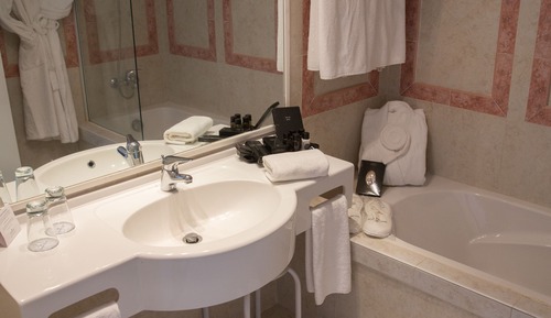 Standard Room, Multiple Beds, Bathtub, Pool View