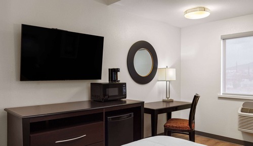 Room, 1 King Bed, Accessible, Non Smoking (Mobility, Roll-In shower)