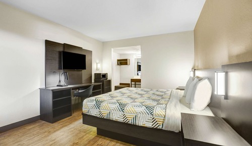 Deluxe Room, 1 King Bed, Non Smoking, Refrigerator & Microwave