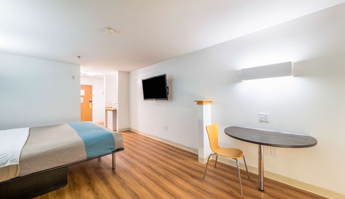 Deluxe Room, 1 King Bed, Smoking, Refrigerator & Microwave