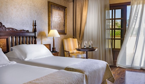 Double Room (2 adults)