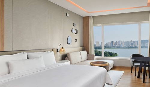 Club Room, 1 King Bed, Non Smoking, Lake View