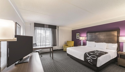 Room, 1 King Bed, Bathtub Grab Bars, Non Smoking (Mobility/Hearing Accessible)