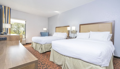 Two qn beds lrg room nonsmoke