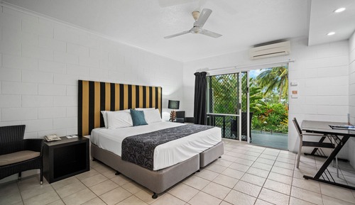 Queen Room with Single and Balcony and Bayview