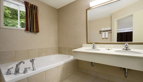 Honeymoon Suite, 1 Queen Bed, Jetted Tub