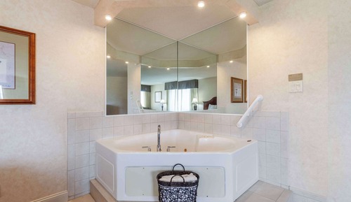Business Suite, 1 King Bed, Non Smoking, Jetted Tub