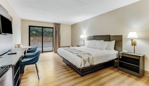 Deluxe Room, 1 King Bed, Smoking, Jetted Tub