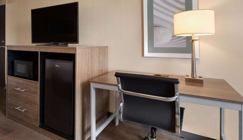 Room, 1 King Bed, Accessible, Non Smoking (Mobility/Hearing, Roll-In Shower)