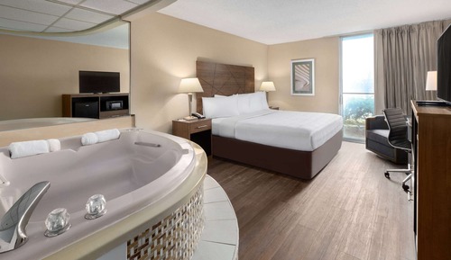 Deluxe Room, 1 King Bed, Non Smoking, Jetted Tub