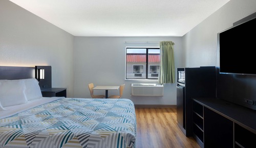 Standard Room, 1 Queen Bed, Accessible, Smoking