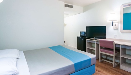 Deluxe Room, 1 Queen Bed, Non Smoking, Refrigerator & Microwave
