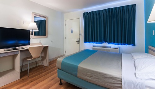 Deluxe Room, 1 Queen Bed, Accessible, Non Smoking