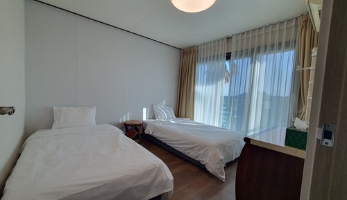 Grand Room, Kitchen, Ocean View (25 PY, Pets are allowed)