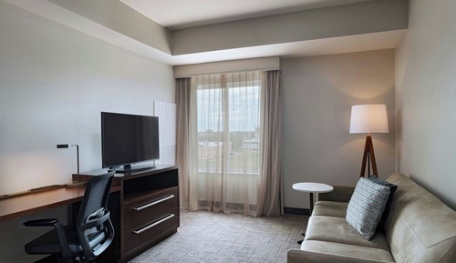 Suite, 1 Bedroom, Non Smoking (Mobility/Hearing Access, Roll-in Shwr)