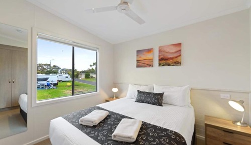 Deluxe 2 Bedroom Waterfront Cabin