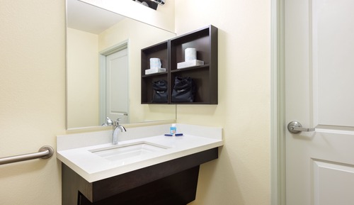 Studio, 1 Queen Bed, Accessible (Roll-In Shower)