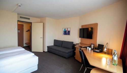 Business Room, 1 Queen Bed (with Sofabed)