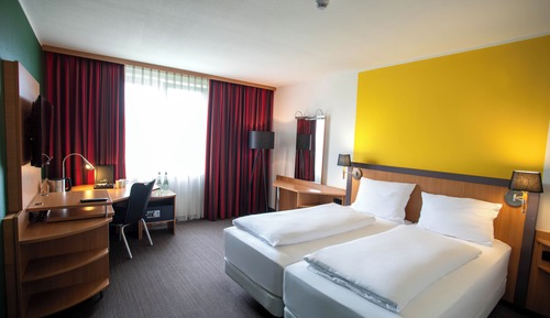 Business Room, 1 Queen Bed (Converts to 2 Twin Beds)