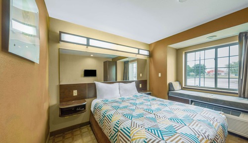 Deluxe Room, 1 Queen Bed, Non Smoking