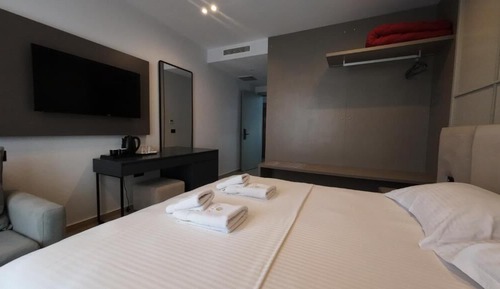 Deluxe Queen Suite