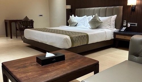 Luxury Aravali Cottage with Bathtub