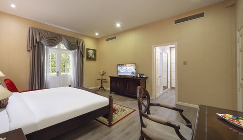 Junior Room, 1 King Bed, Balcony, Pool View