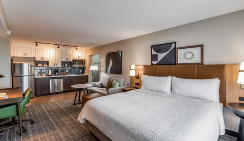 Studio Suite, 1 King Bed, Kitchen