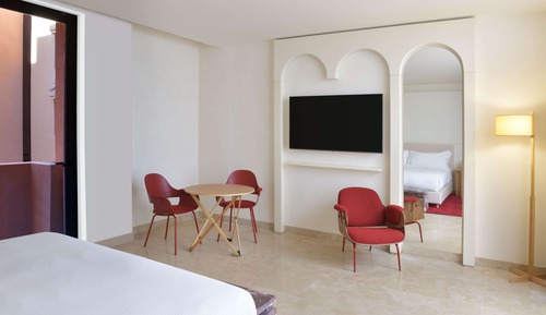 Deluxe Room, 1 King Bed, Pool View