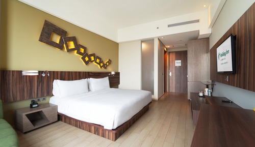 Standard Room, 1 King Bed, Bathtub, Pool View