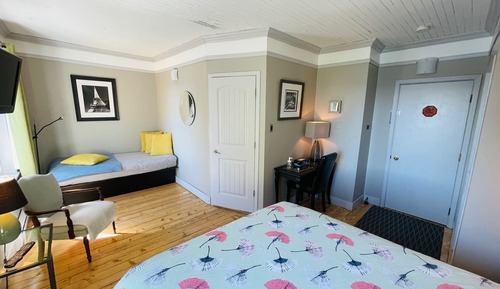 Suite, Lake View