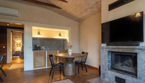 Deluxe Suite, 1 King Bed, Fireplace, Garden Area