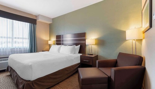 Standard Room, 1 King Bed, Accessible, Refrigerator & Microwave (Walk-in Shower)