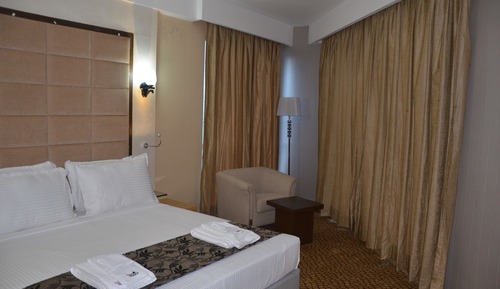 Deluxe Suite, 1 King Bed, Mountain View, Corner