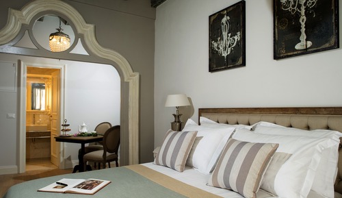 Deluxe Queen Suite