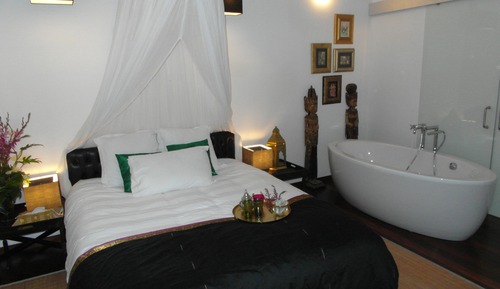 Honeymoon Double Room, Bathtub