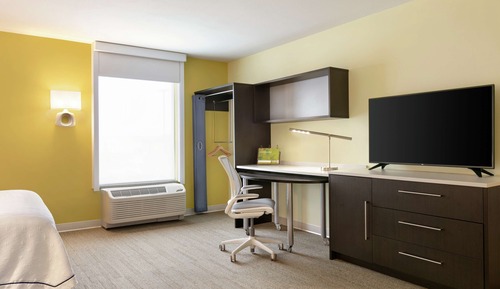Suite, 1 Queen Bed, Accessible, Bathtub