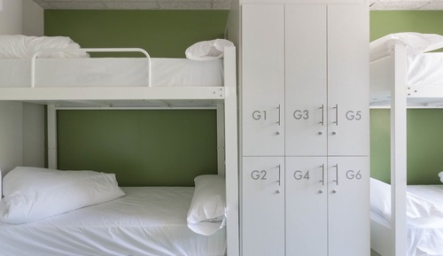 Bed in 8 bed mixed dormitory, shared bathroom