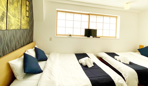 Large Twin Room with Private Bathroom (503)