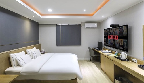 Standard Room (Check-in at 7pm on Sat&Sun)