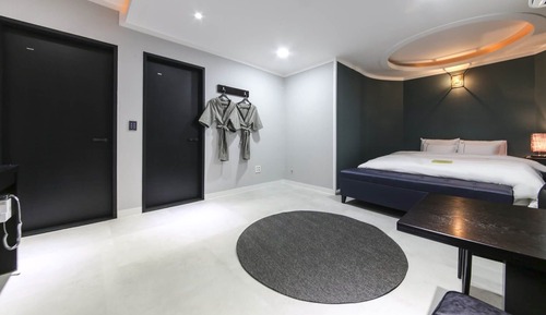 Deluxe Room (Check-in at 7pm on Sat&Sun)