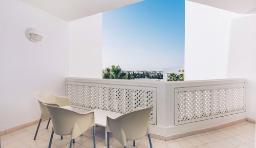 Family Room (3 Adults)