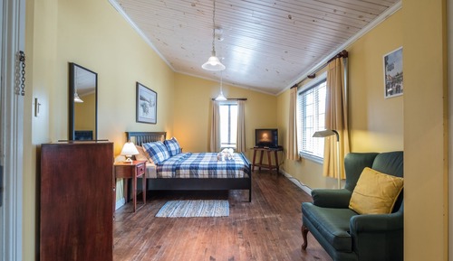 Standard Room, 1 King Bed, Private Bathroom