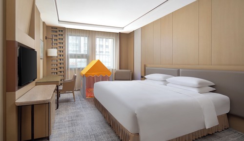 Grand Premier Guest Room, l Oversized King Bed, Kid Friendly Tent