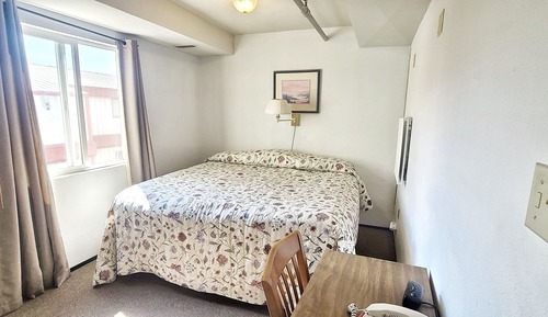 Standard Single Room, 1 King Bed, Non Smoking, Private Bathroom