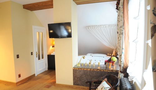 Luxury Suite, Jetted Tub, City View
