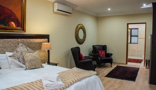 Royal Double Room, 1 King Bed, Non Smoking, Pool View