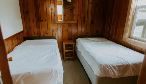 Pines Cabin 2 Bdrm, Fireplace, Full Kitchen